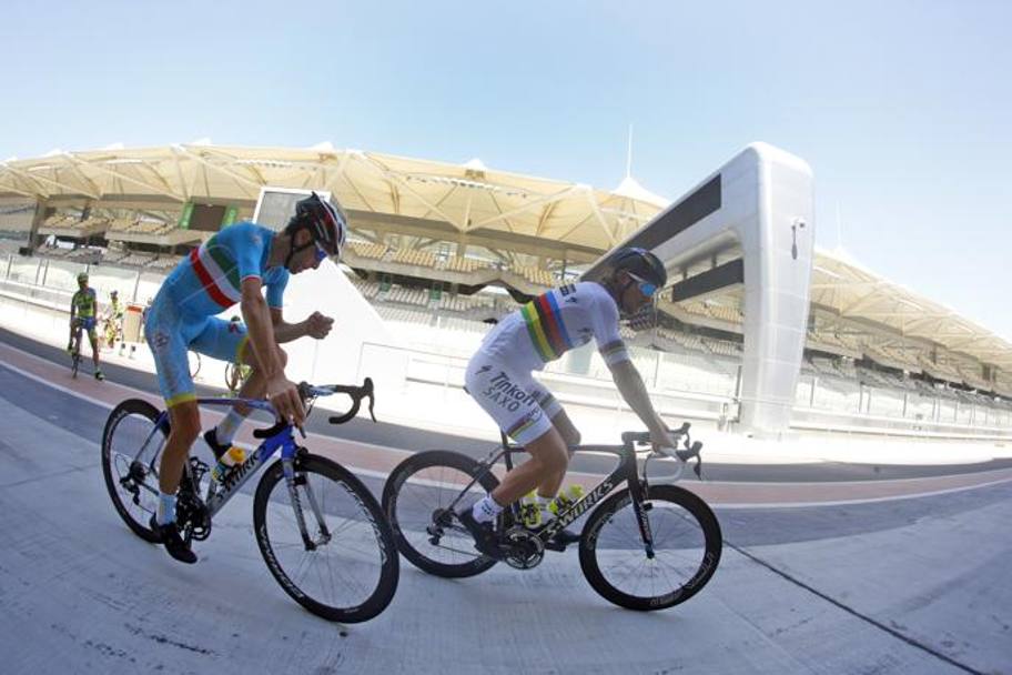 Si scaldano i motori per l&#39;Abu Dhabi Tour che si svolge dal 8 al 11 ottobre. Sul circuito di Yas Marina si preparano all&#39;allenamento Vincenzo Nibali in maglia tricolore e Peter Sagan al debutto in corsa con la maglia iridata. Bettini